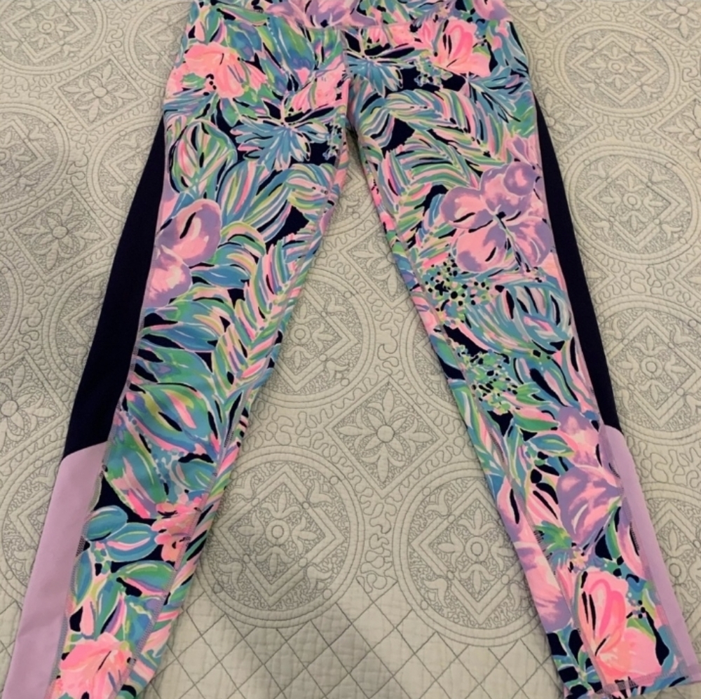 Multi Bermudaful Luxletic Legging Size Large.